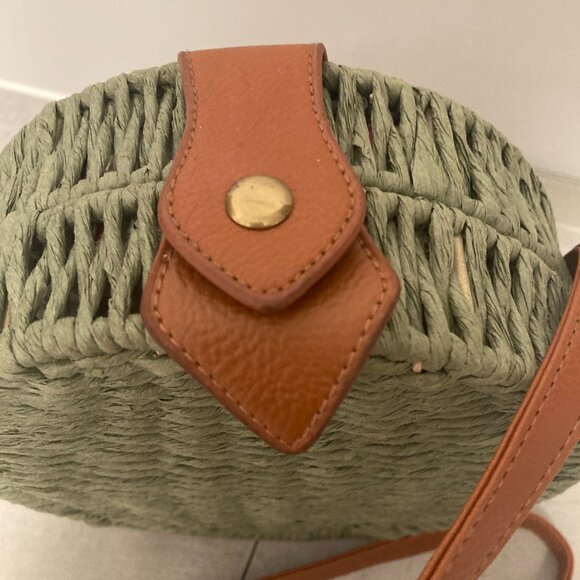 Green Wicker Lined Cross-body Handbag - EUC - Picture 3 of 9